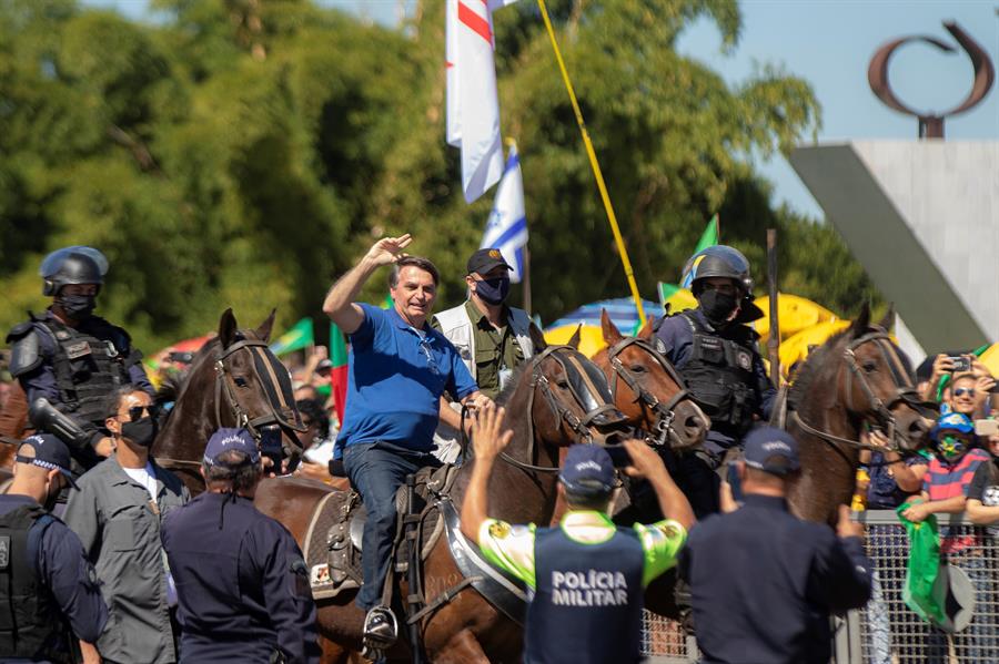Bolsonaro a cavalo .