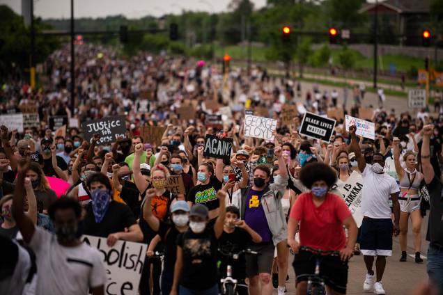 Os manifestantes marcham na Avenida Hiawatha enquanto condenam a morte de George Floyd em Minneapolis, Minnesota Os manifestantes marcham na Avenida Hiawatha enquanto condenam a morte de George Floyd em Minneapolis, Minnesota