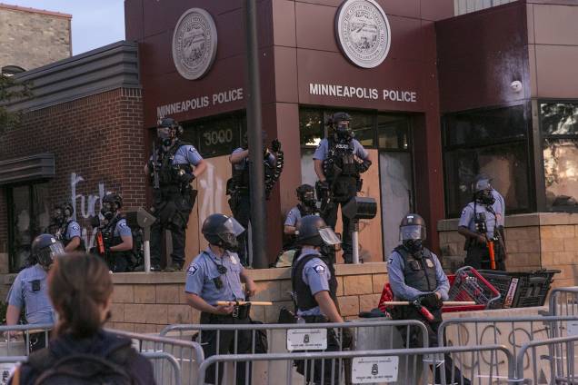 A polícia vigia manifestantes durante o segundo dia de protestos pela morte de George Floyd, em Minneapolis. A polícia vigia manifestantes durante o segundo dia de protestos pela morte de George Floyd, em Minneapolis.