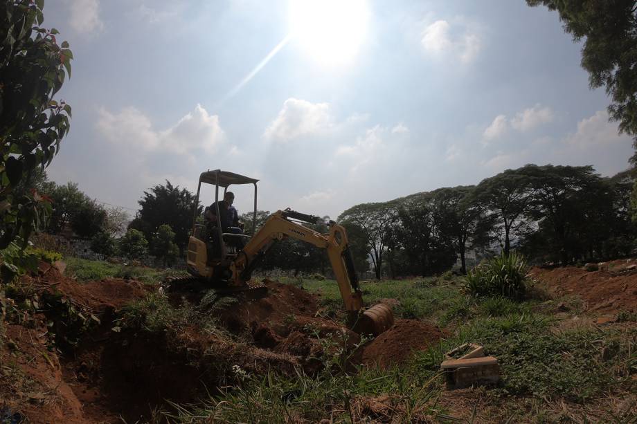 Cemitério da Vila Formosa, o maior da América Latina e responsável pelo sepultamento da maioria dos óbitos causados pela Covid-19 na cidade de São Paulo. Cemitério da Vila Formosa, o maior da América Latina e responsável pelo sepultamento da maioria dos óbitos causados pela Covid-19 na cidade de São Paulo.