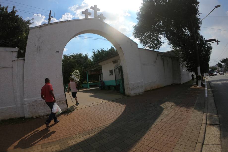 Cemitério da Vila Formosa, o maior da América Latina e responsável pelo sepultamento da maioria dos óbitos causados pela Covid-19 na cidade de São Paulo.