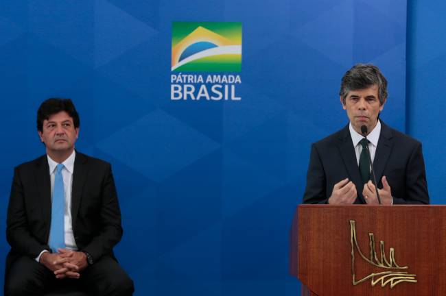 O ex- ministro da Saúde, Luiz Henrique Mandetta e o novo ministro, Nelson Teich, durante solenidade de posse no Palácio do Planalto O ex- ministro da Saúde, Luiz Henrique Mandetta e o novo ministro, Nelson Teich, durante solenidade de posse no Palácio do Planalto