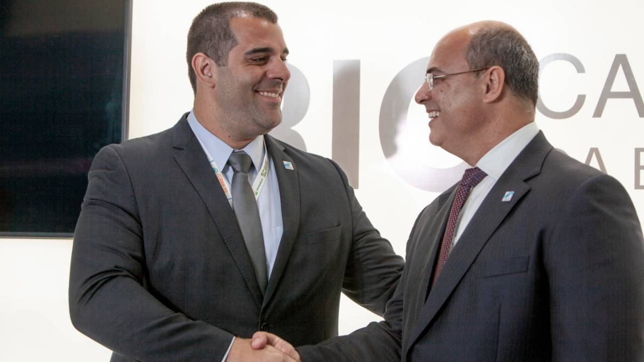 O ex-secretário Lucas Tristão (à esquerda) e o governador Wilson Witzel: mais um capítulo do caso Unir Saúde