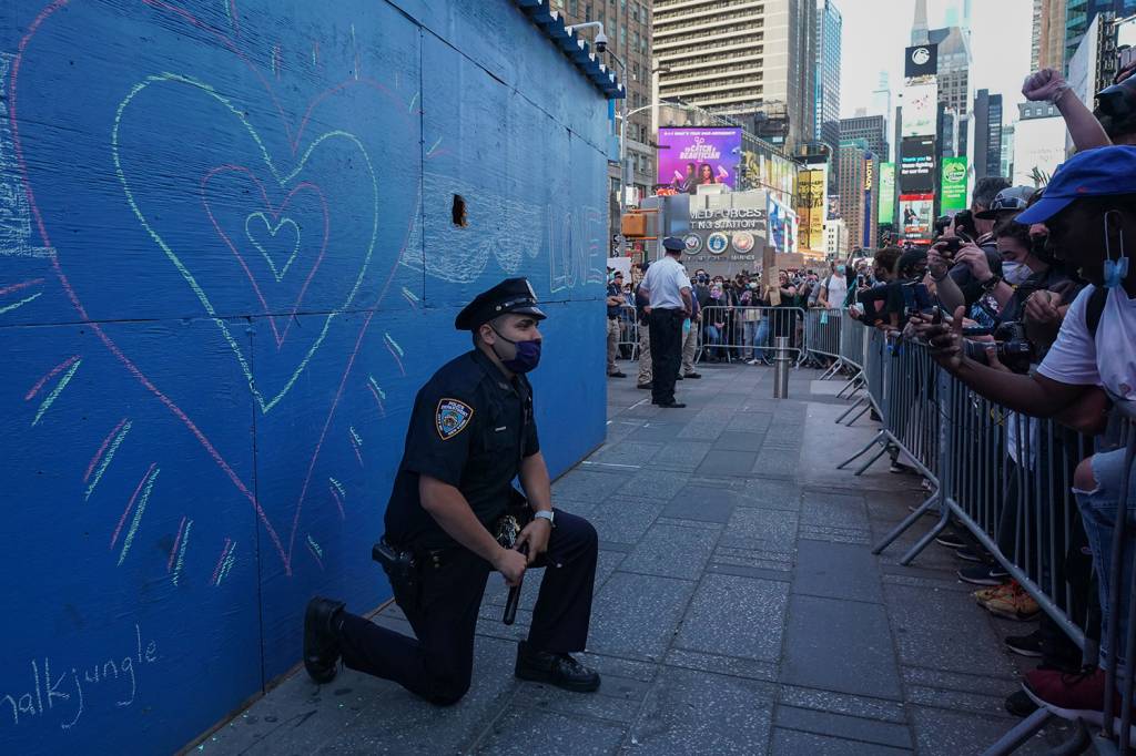 Um policial de Nova York se ajoelha durante uma manifesta&ccedil;&atilde;o na Times Square - 31/05/2020
