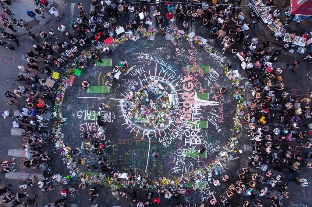 Vista a&eacute;rea de manifestantes reunidos perto do memorial improvisado em homenagem a George Floyd, ap&oacute;s completar uma semana de sua morte, em Minneapolis - 01/06/2020