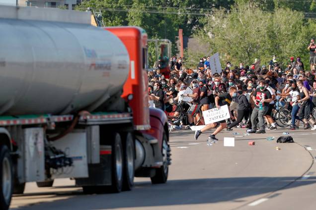 Um caminhão-tanque avança contra manifestantes que marcham na Rodovia Norte durante um protesto, em Minneapolis - 31/05/2020 Um caminhão-tanque avança contra manifestantes que marcham na Rodovia Norte durante um protesto, em Minneapolis - 31/05/2020