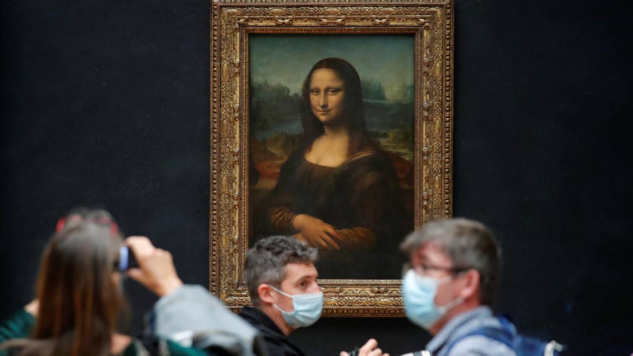 Fotógrafos da imprensa registram a 'Mona Lisa', no Museu do Louvre, em Paris, enquanto a instituição se prepara para reabrir ao público