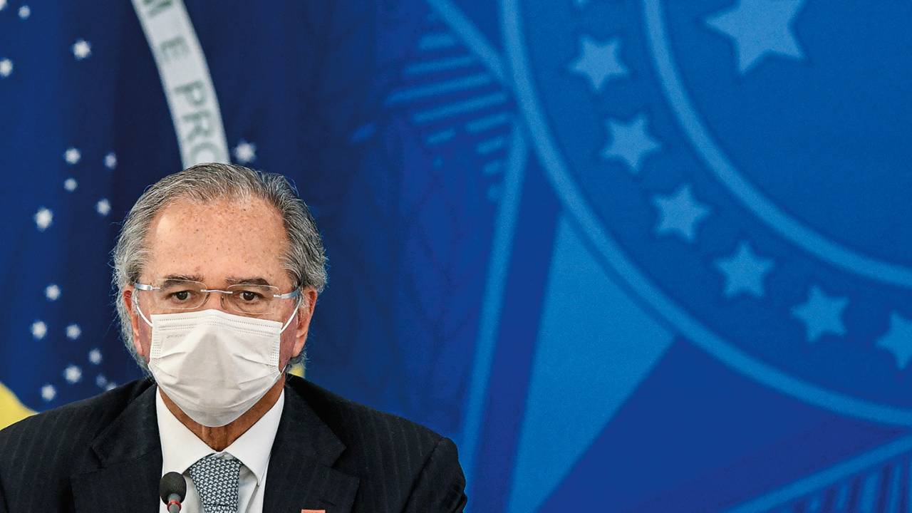 EQUILÍBRIO DISTANTE - Ministro Paulo Guedes: desafio de equacionar os gastos provocados pelo coronavírus e a arrecadação em queda