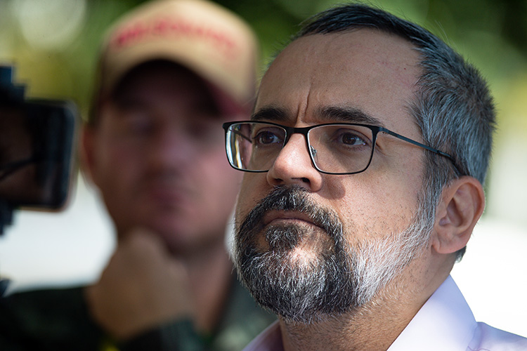 O ministro da Educação, Abraham Weintraub, durante uma reunião com apoiadores do governo do presidente Jair Bolsonaro, acampados ao lado da Esplanada dos Ministérios, em Brasília