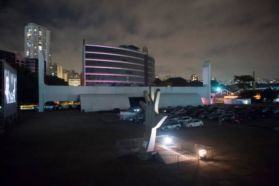 Sessão de cinema ao ar livre "Belas Artes Drive-in" realizada no Memorial da América Latina, em São Paulo