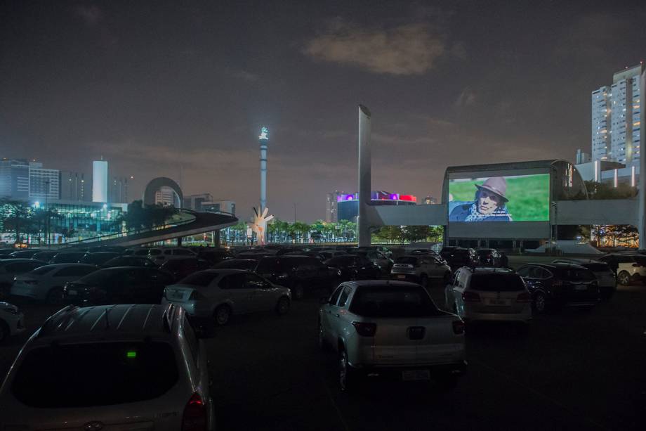 Sessão de cinema ao ar livre "Belas Artes Drive-in" realizada no Memorial da América Latina, em São Paulo