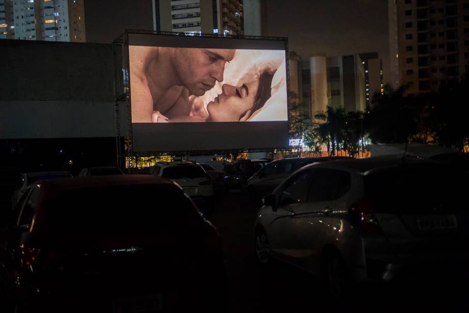 Sessão de cinema ao ar livre "Belas Artes Drive-in" realizada no Memorial da América Latina, em São Paulo