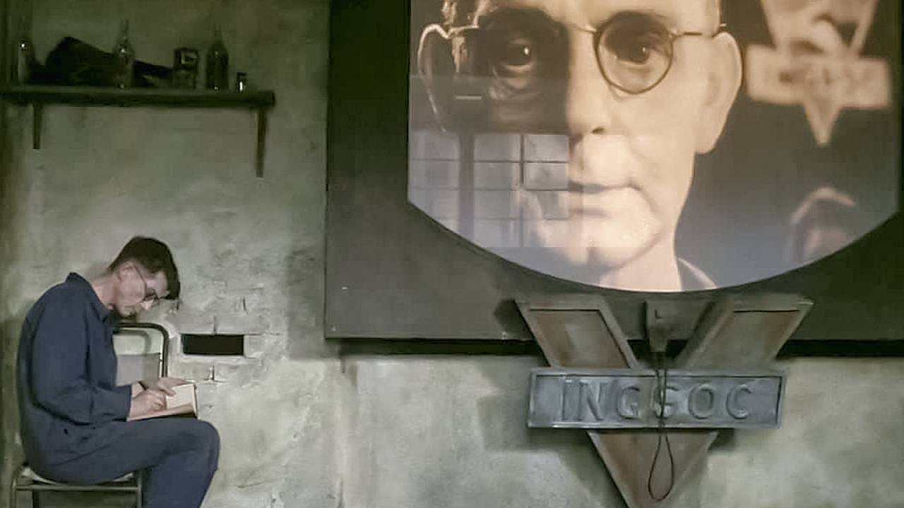 ESTÁ TUDO LÁ - O ator britânico John Hurt na pele de Winston Smith, na adaptação para o cinema do clássico 1984: ódio e vigilância
