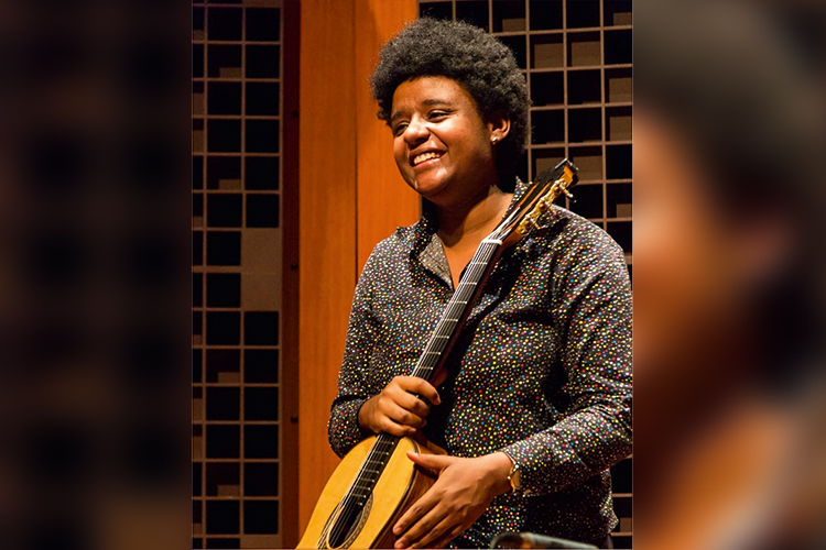 Filha de mecânico e costureira, a violonista Gabriele Leite ganha bolsa