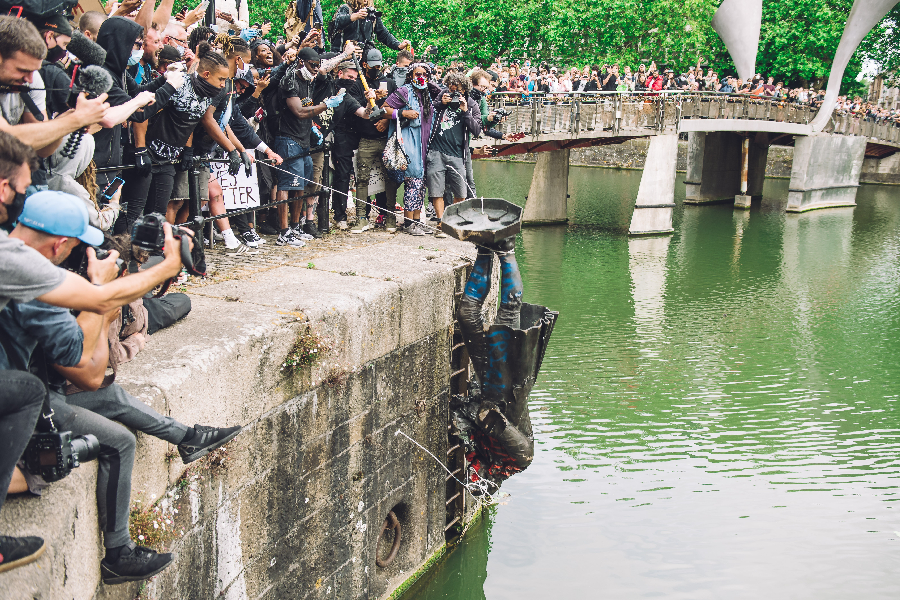 Estátua de Edward Colston foi jogada no rio, em Bristol