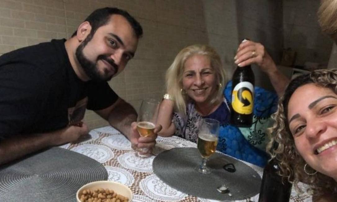 Botto Maia com Raimunda, mãe do Capitão Adriano, e Márcia, esposa de Fabrício Queiroz