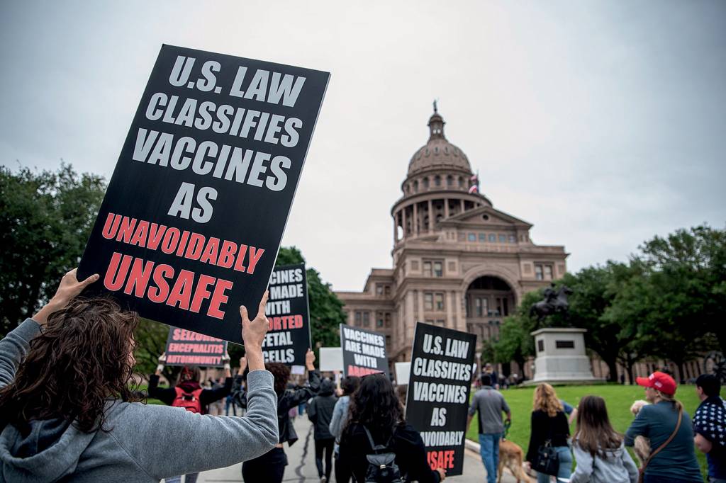 Protesters at the Texas Capitol in April.Credit…Sergio Flores/Getty Images NA CONTRAMÃO - Movimento antivacina nos EUA: desinformação sobre tratamento que já salvou milhões de vidas