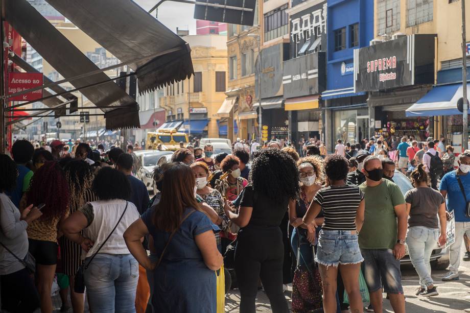 Movimentação da região da 25 de Março no centro de São Paulo após a reabertura do comércio na cidade