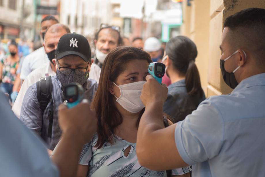 Movimentação da região da 25 de Março no centro de São Paulo após a reabertura do comércio na cidade