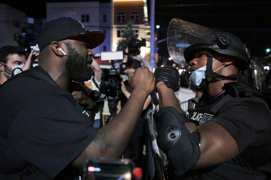 Um policial de Memphis e um manifestante durante protesto pela morte de George Floyd, em Memphis, Tennesse - 28/05/2020