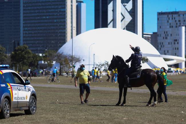 Atos pró e contra Bolsonaro em Brasília