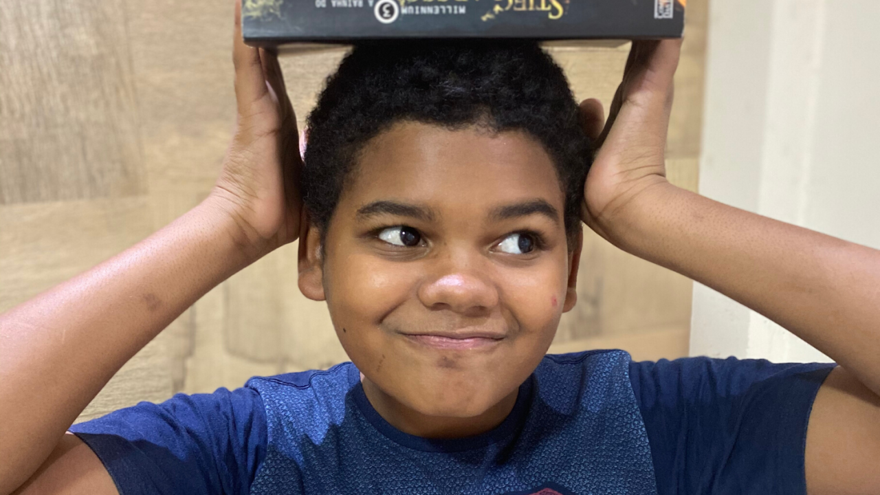 Adriel Oliveira, 12, sofreu racismo em suas redes sociais ao falar sobre livros