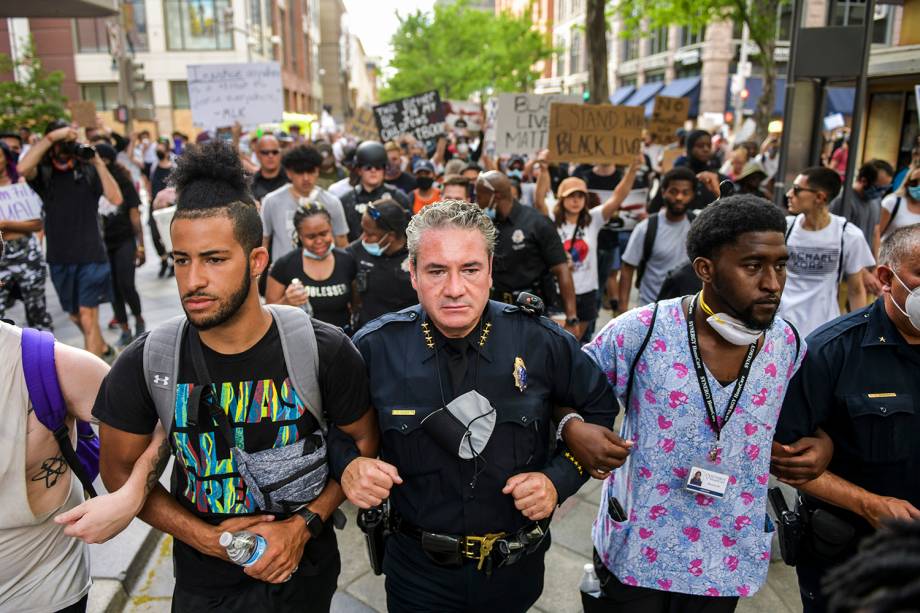 O chefe de polícia de Denver, Paul Pazen, lado a lado com os manifestantes que protestavam em Denver, Colorado - 01/06/2020