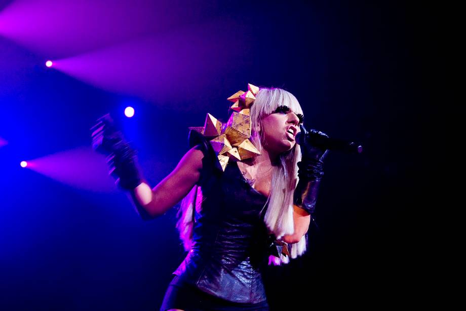 Lady Gaga em performance no palco durante o Q102 Jingle Ball, em Camden, Nova Jersey, em 2008 Lady Gaga em performance no palco durante o Q102 Jingle Ball, em Camden, Nova Jersey, em 2008