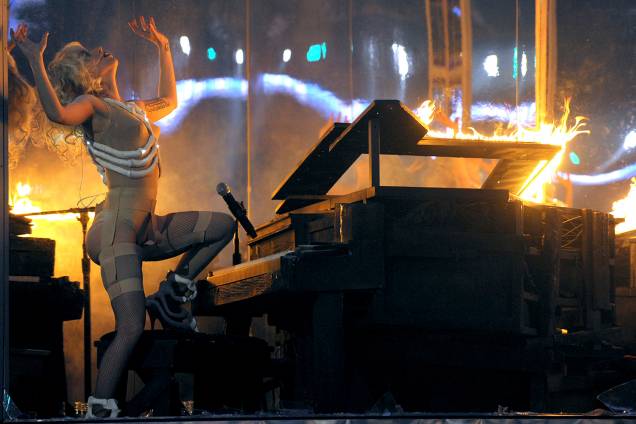 Lady Gaga tocando em um piano em chamas durante American Music Awards, em 2009 Lady Gaga tocando em um piano em chamas durante American Music Awards, em 2009