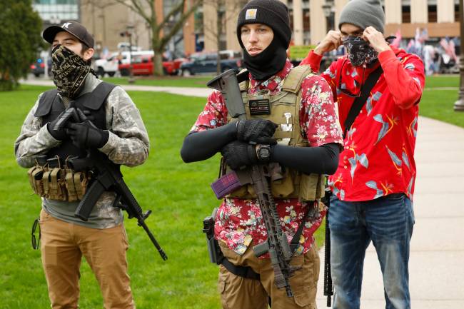 USA: Facebook bannit le mouvement d’extrême droite “Boogaloo” qui a perturbé les manifestations antiracistes Manifestantes armados pedem pela reabertura do comércio em abril, no 'Protesto Patriota dos Americanos', após restrições contra a propagação do coronavírus no Michigan - 30/04/2020