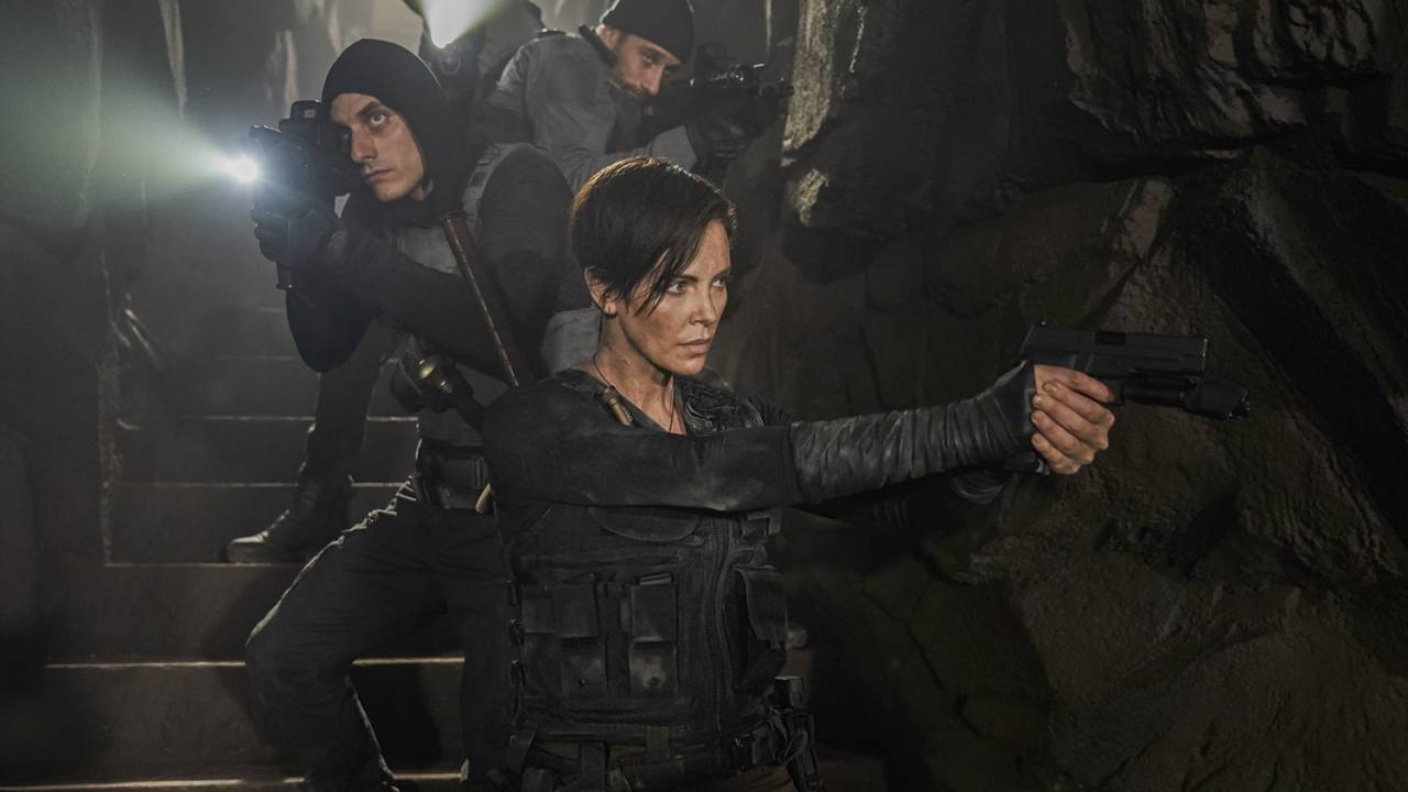 LUTA INGLÓRIA - Andy (Charlize) e seus colegas imortais: eles se esforçam, mas o mundo piora.