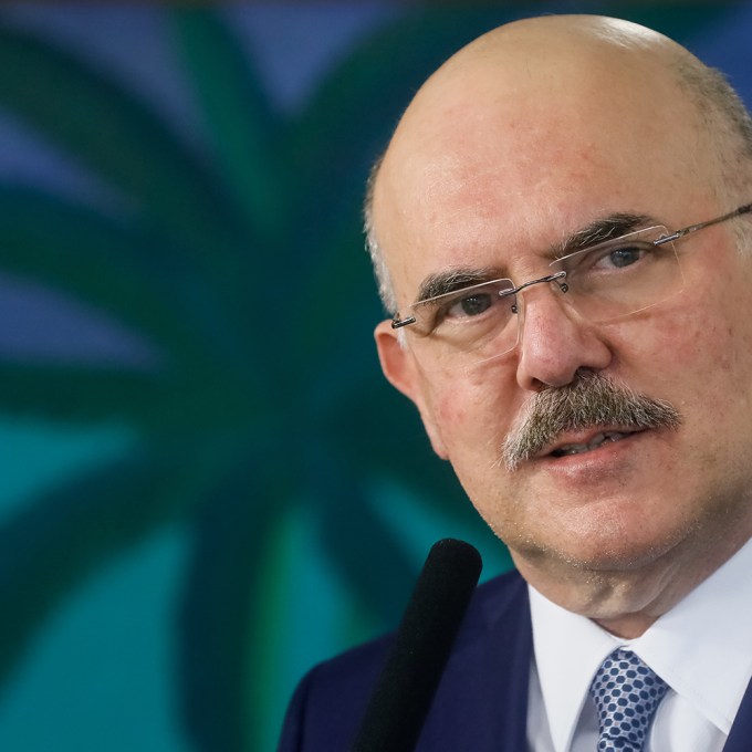 MEC atesta fracasso, mas culpa prefeitos e governadores