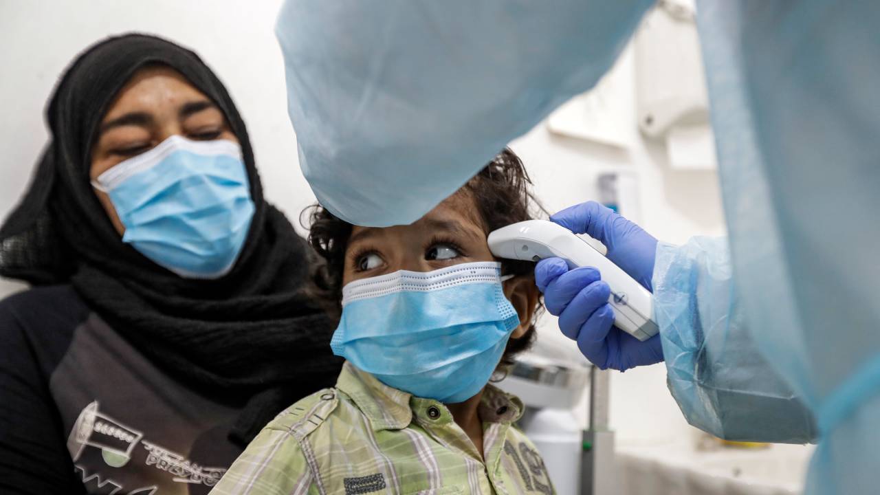 Um médico da ONG Amel examina uma criança libanesa durante a pandemia de Covid-19 - 22/07/2020