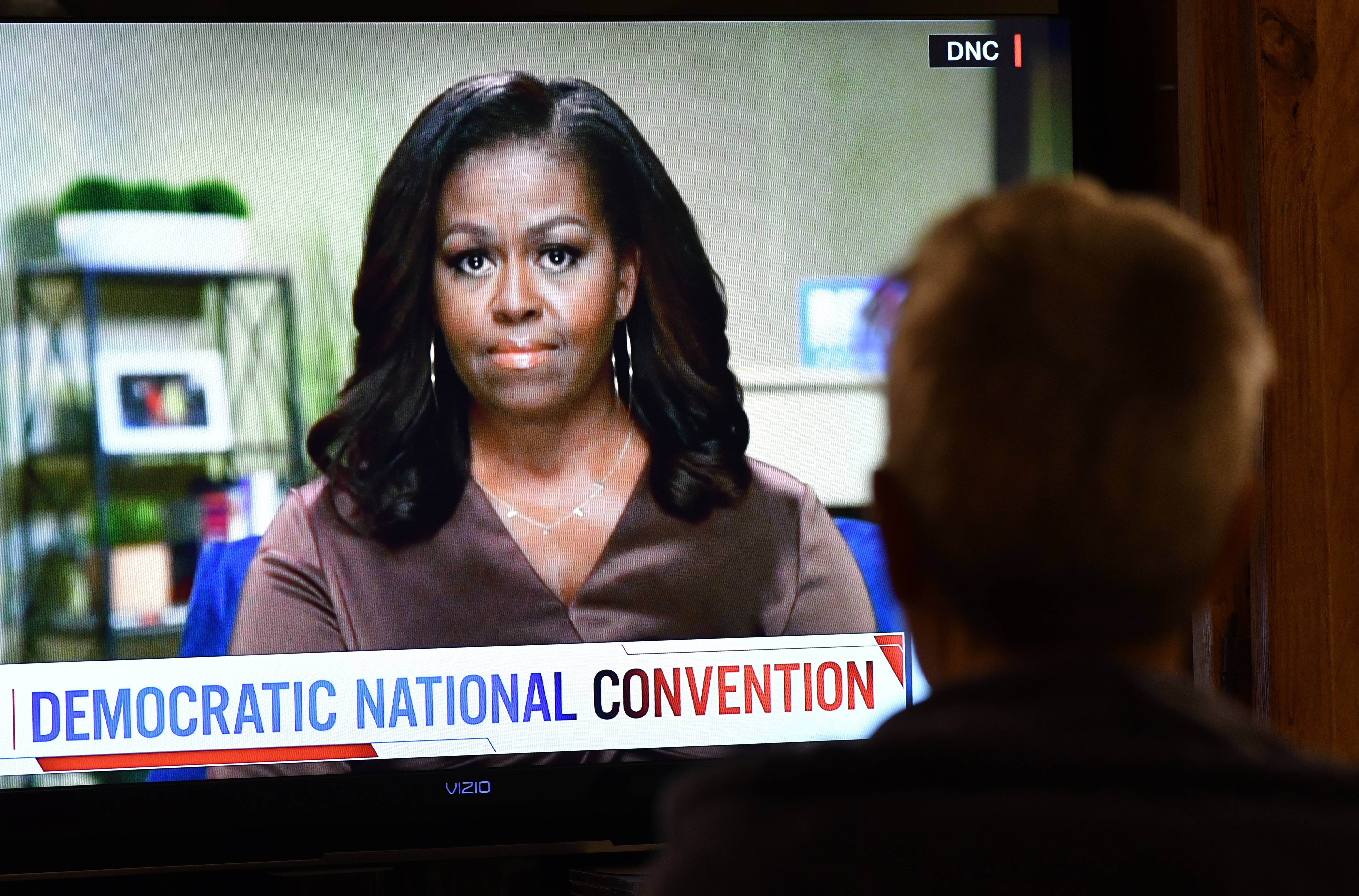 Michelle Obama abre convenção democrata e critica Trump: ‘Falta empatia’