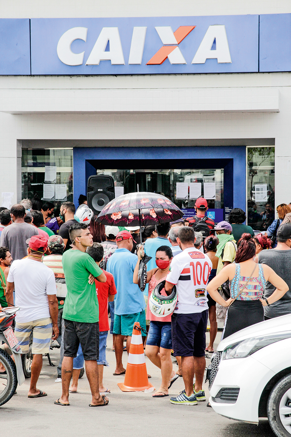 Fila em frente a Caixa EconÙmica Federal auxílio emergencial