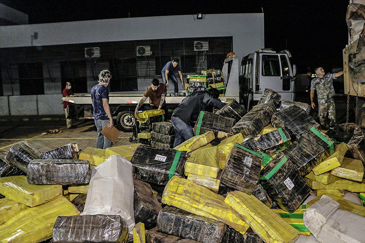 Apreens&atilde;o de Maconha em posto de gasolina Caminh&atilde;o com drogas