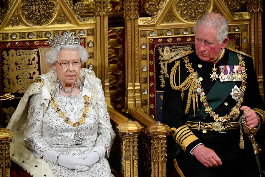 Charles III se torna mais rico que sua mãe, a rainha Elizabeth II