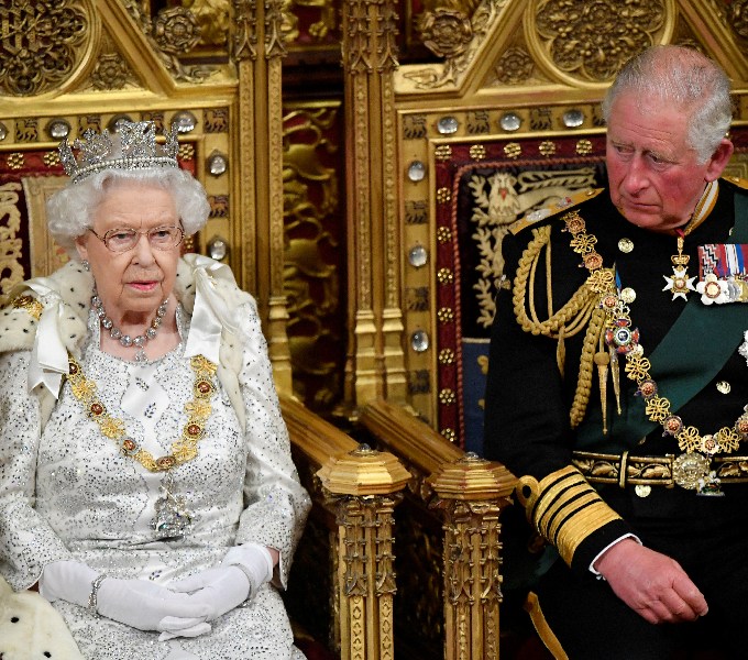 Charles III se torna mais rico que sua mãe, a rainha Elizabeth II