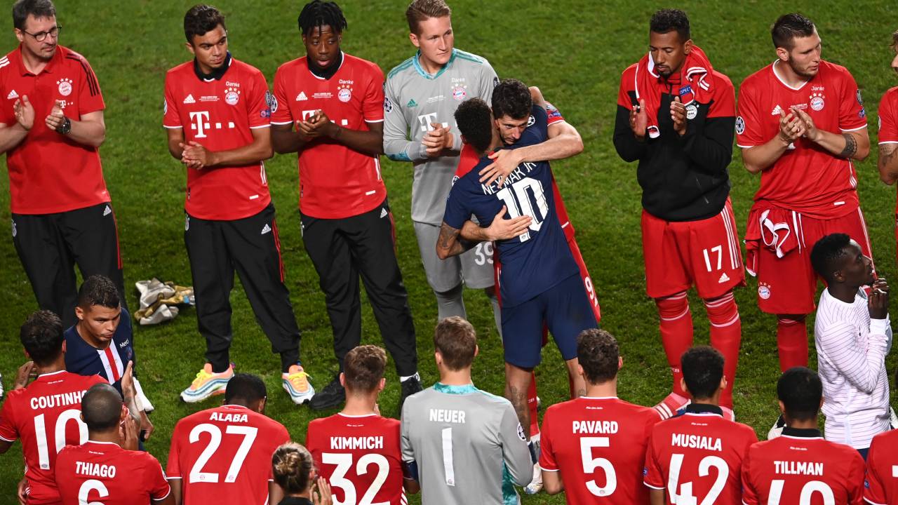 Neymar recebeu um abraço de Lewandowski durante a premiação
