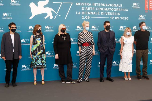 Nicola Lagioia, Joanna Hogg, Veronika Franz, Cate Blanchett, Matt Dillon, Ludivine Sagnier e Christian Petzold durante fotos no no Palazzo del Casino, em Veneza -