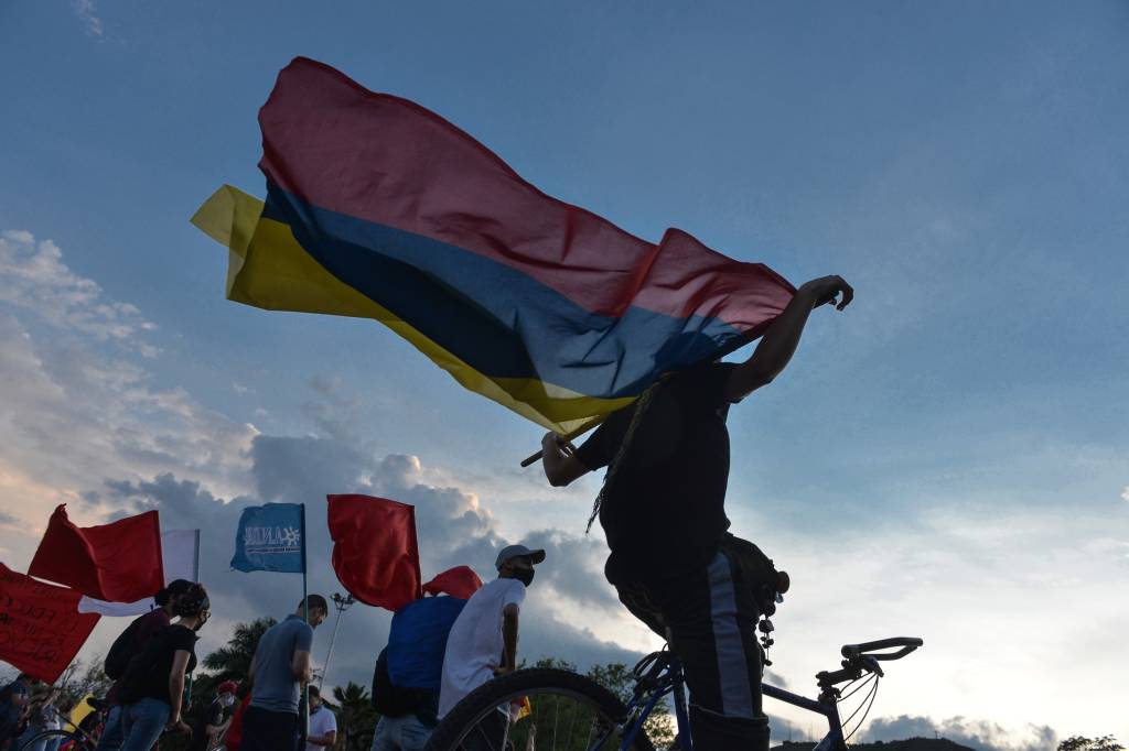 Quatro anos após acordo de paz, violência desperta novamente na Colômbia