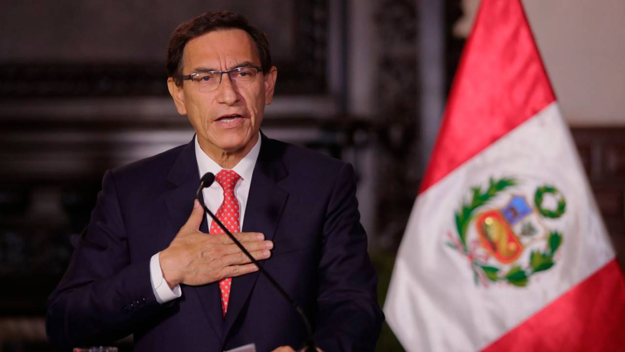 Em mensagem à população peruana, o presidente, Martín Vizcarra, afirmou que enfrenta um complô contra a democracia e uma vil tentativa de desestabilizar o governo - 09/10/2020