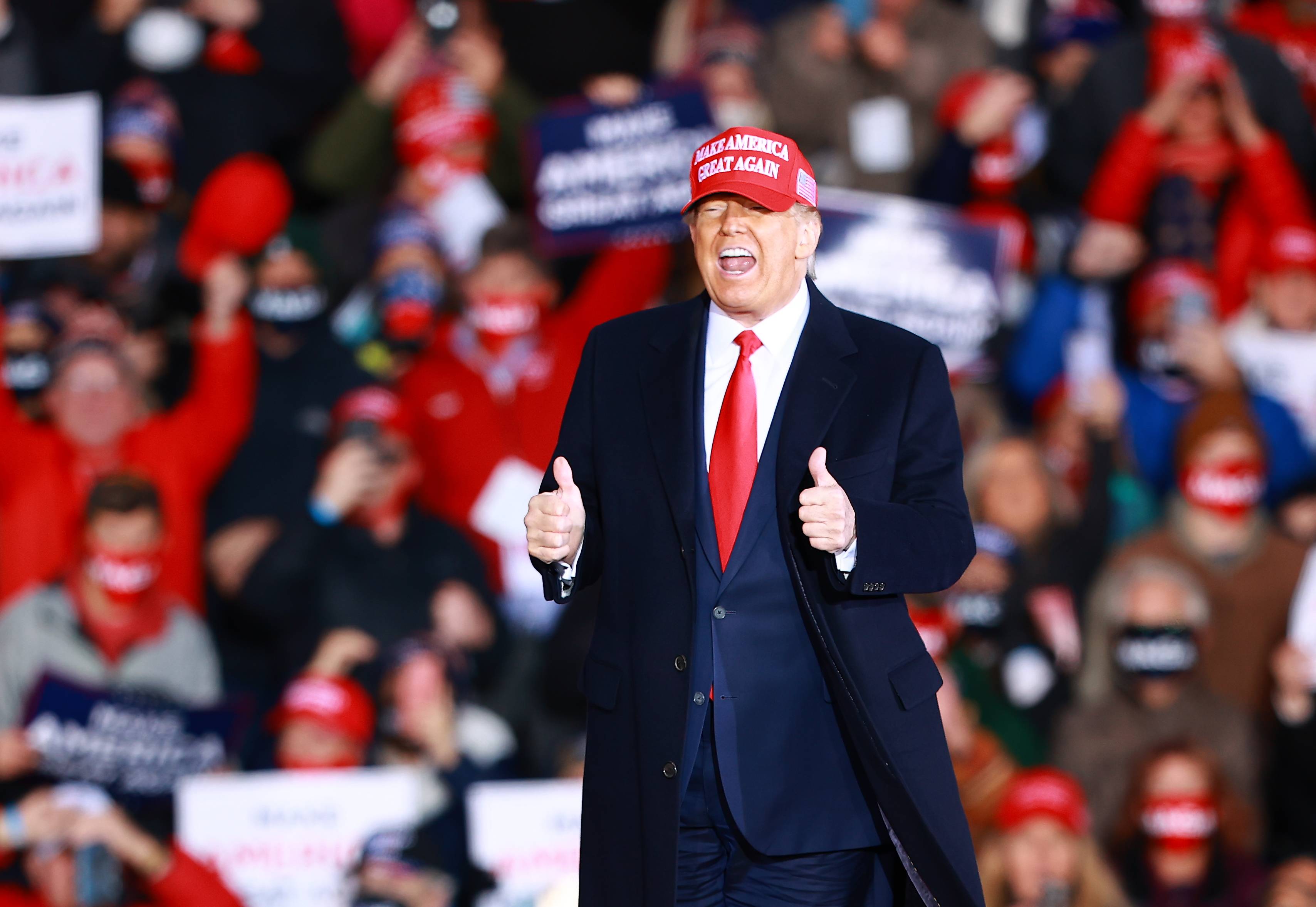 ‘Ele é nosso Rei Leão’: como a Fox virou máquina de propaganda de Trump