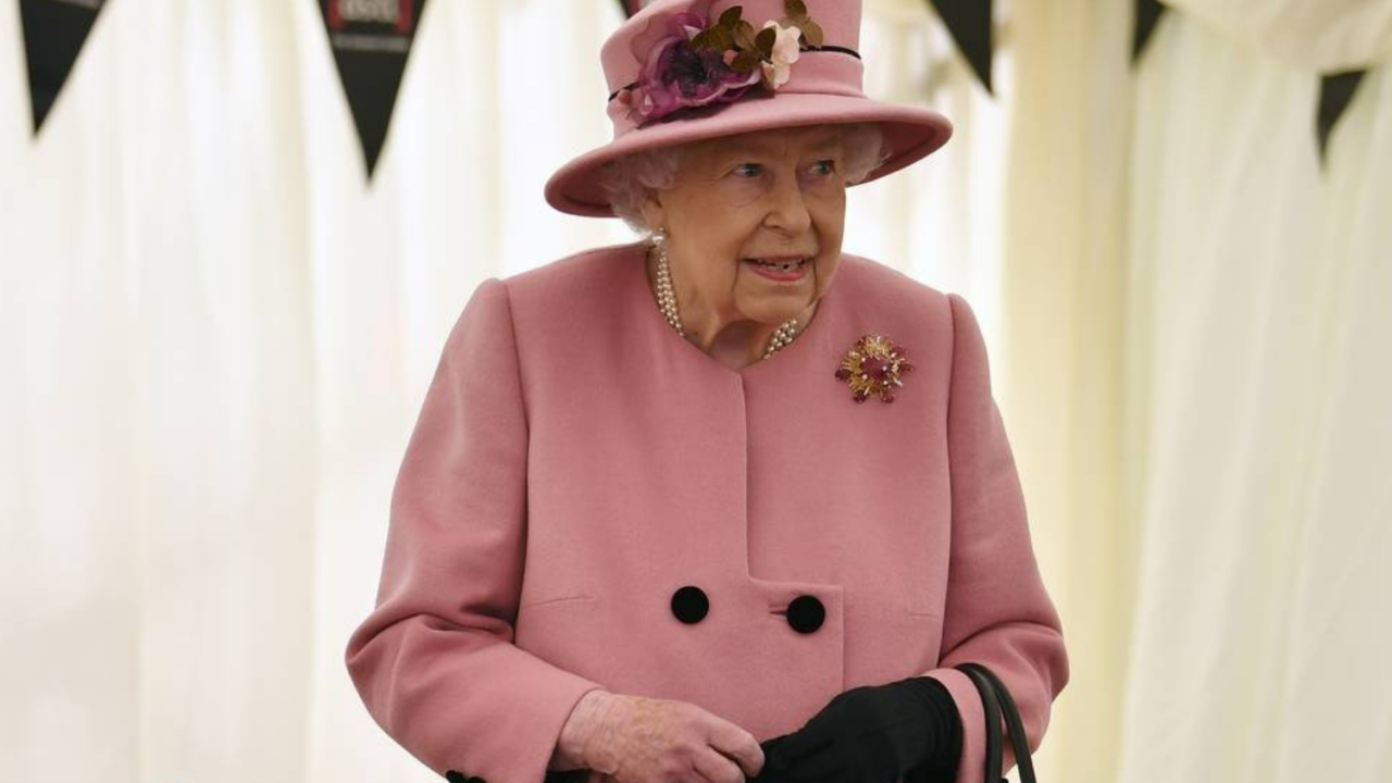 Depois de sete meses isolada, Rainha Elizabeth II aparece em evento público sem máscara