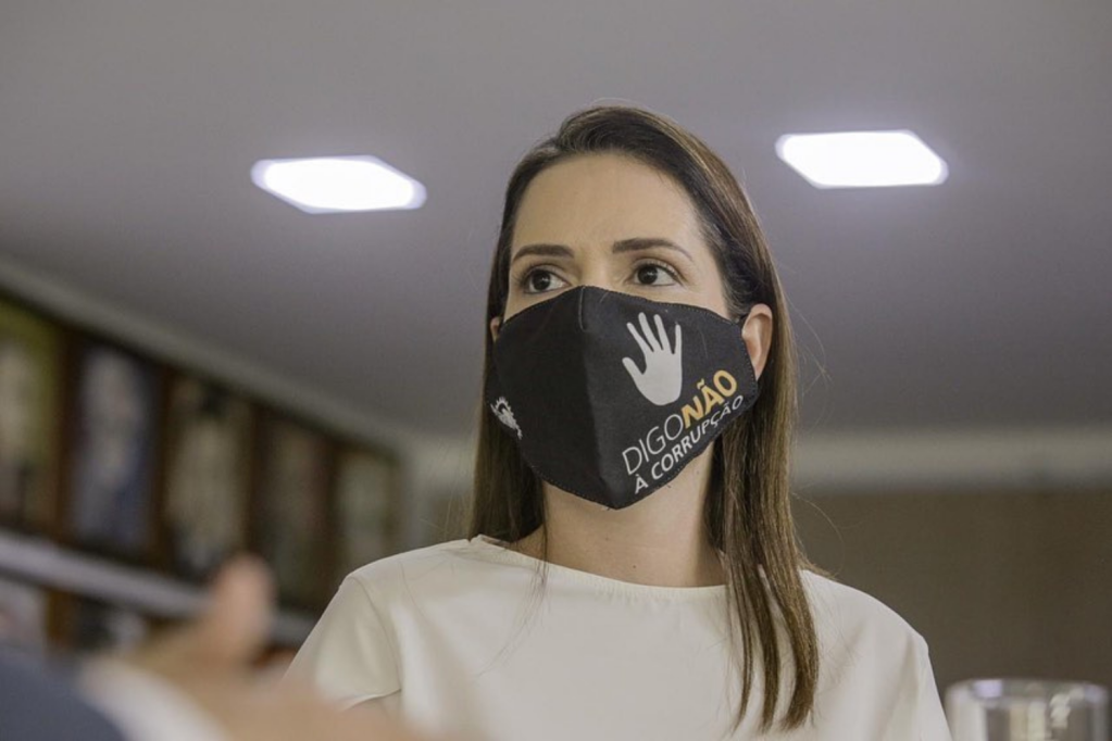 Delegada cresce nas pesquisas e vira ameaça para a esquerda no Recife