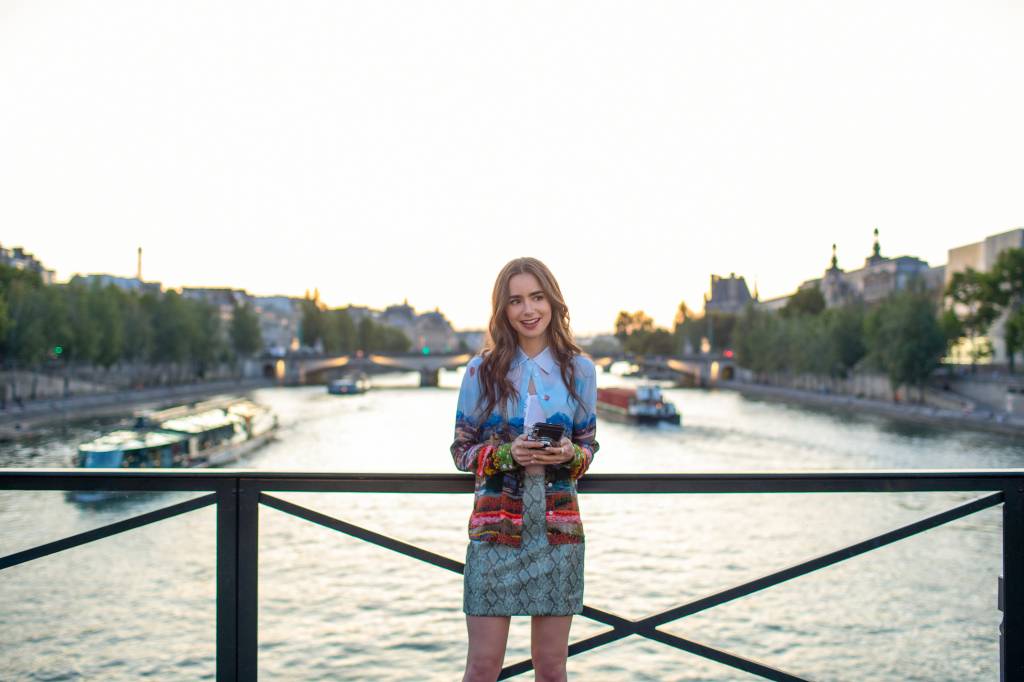 EIP_101_Unit_00052R Lily Collins na série 'Emily em Paris': cenário parisiense é refúgio em meio a roteiro clichê