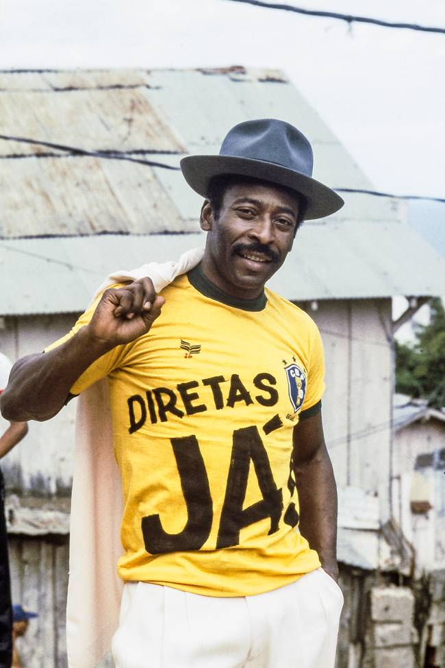 Pelé com a camiseta da campanha das Diretas para Presidente. Pelé com a camiseta da campanha das Diretas para Presidente.