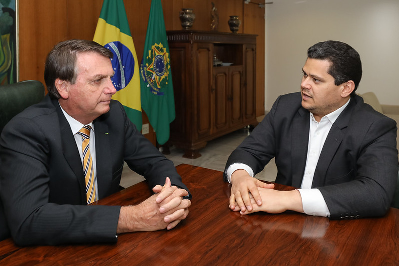 Bolsonaro estuda trocar liderança do governo no Senado