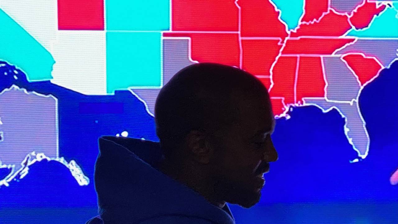 Kanye West acompanhando as apurações das eleições americanas