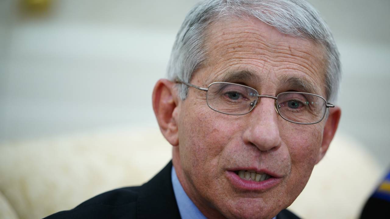 Dr. Anthony Fauci, diretor do Instituto Nacional de Alergia e Doenças Infecciosas, fala durante reunião com o presidente dos Estados Unidos, Donald Trump, e o governador da Louisiana, John Bel Edwards, no Salão Oval da Casa Branca, em Washington - 29/04/2020